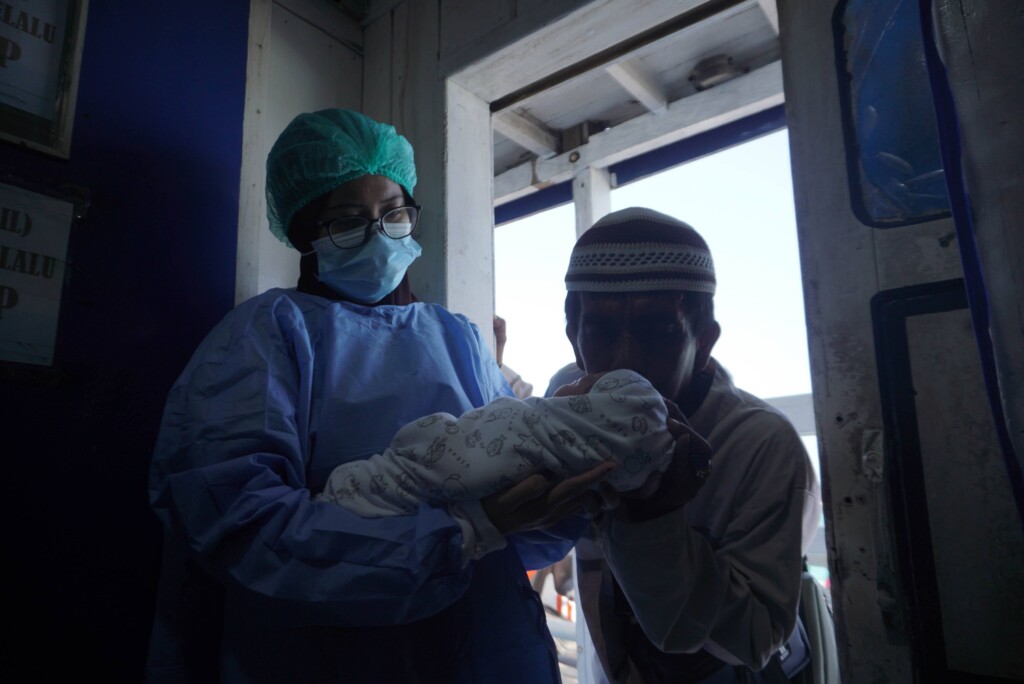 Orang tua mengadzani bayi