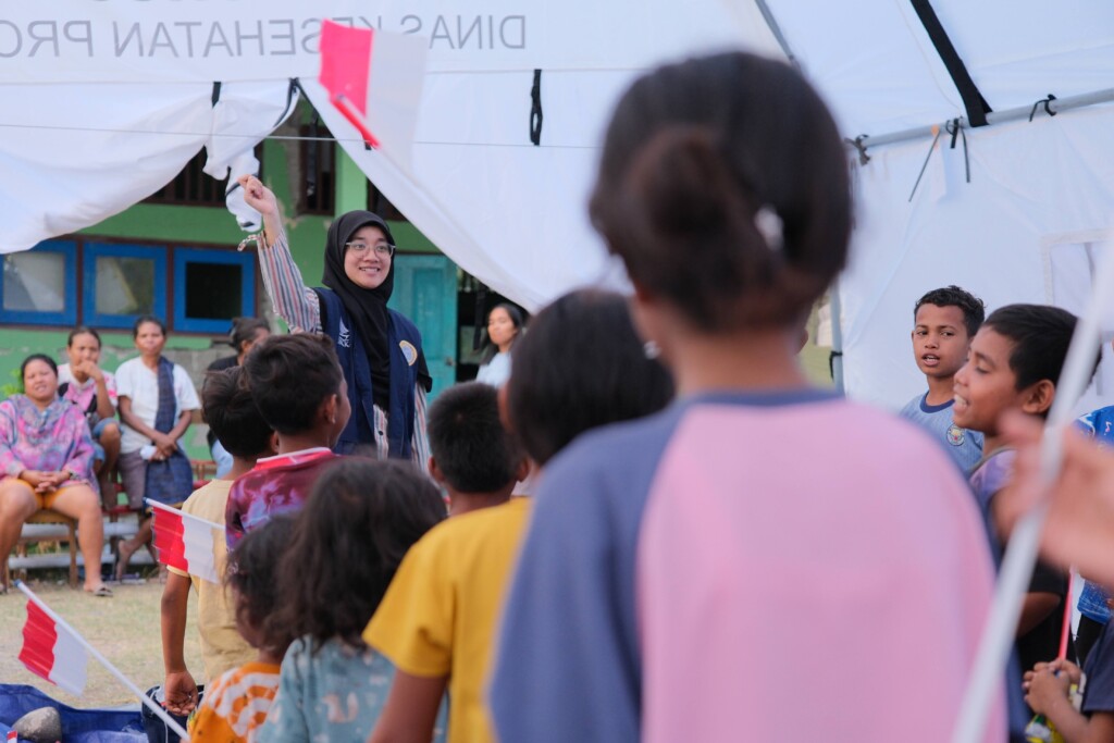 Relawan RSKKA saat mengisi trauma healing ke anak-anak korban gempa