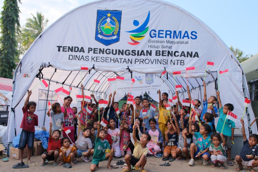 Relawan RSKKA saat mengisi trauma healing ke anak-anak korban gempa