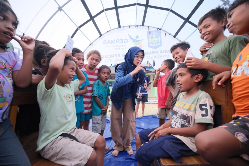 Relawan RSKKA saat mengisi trauma healing ke anak-anak korban gempa