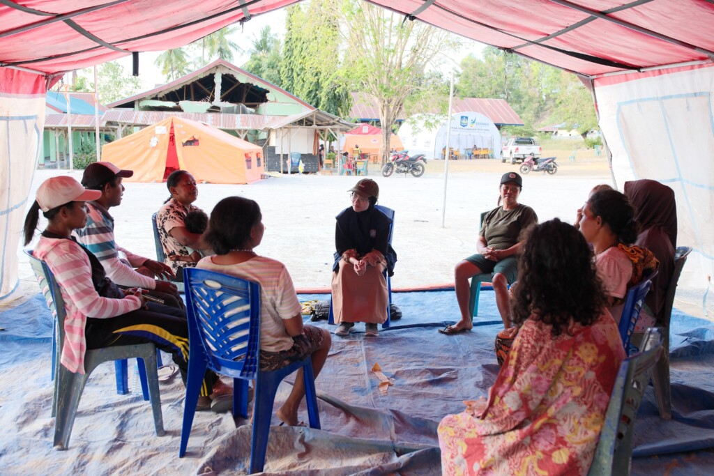 Relawan RSKKA saat mengisi trauma healing ke anak-anak korban gempa