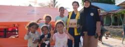 Relawan RSKKA saat mengisi trauma healing ke anak-anak korban gempa