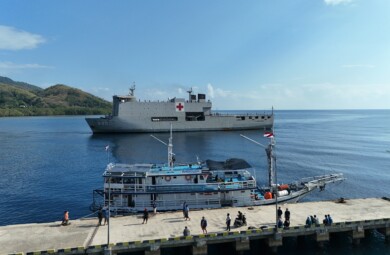 RSKKA berlabuh di pelabuhan bersama KRI Soeharso